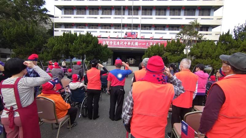 佳里榮家元旦升旗 住民健走喜迎新氣象