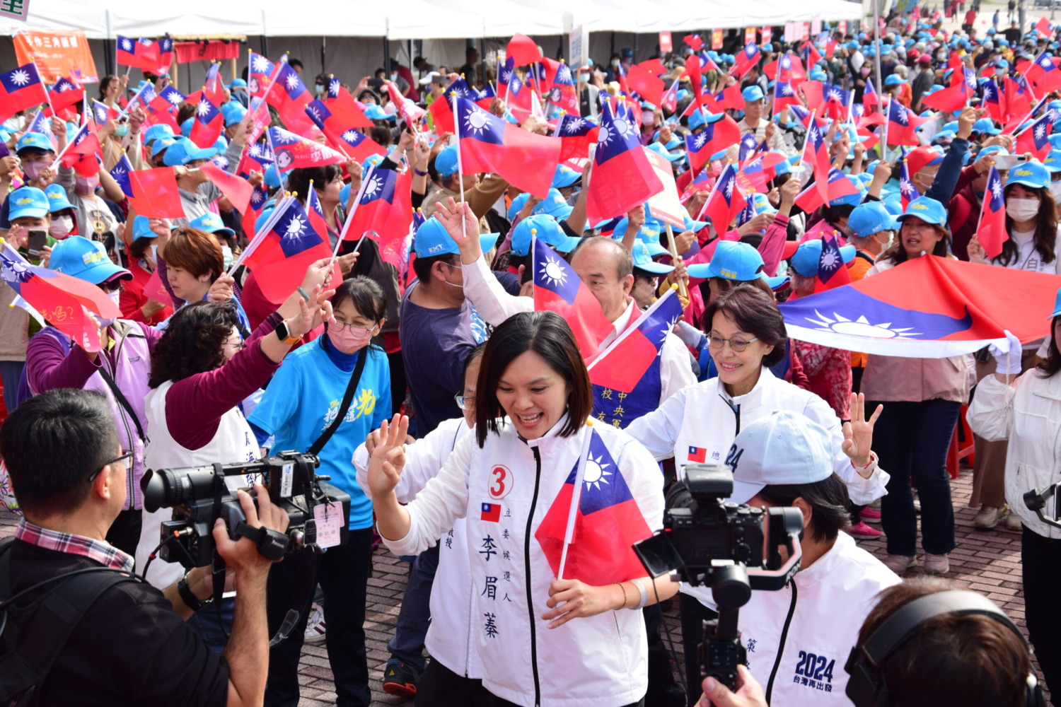 李眉蓁競選總部元旦「護旗」健走活動  三千民眾力挺