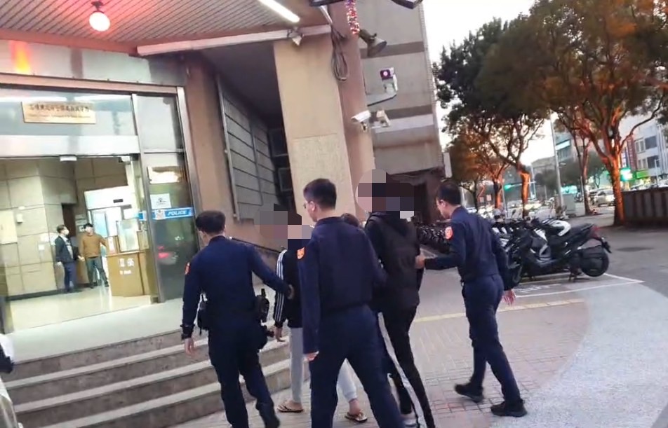 商家大門遭毀損 警火速4小時將2嫌全數緝捕到案