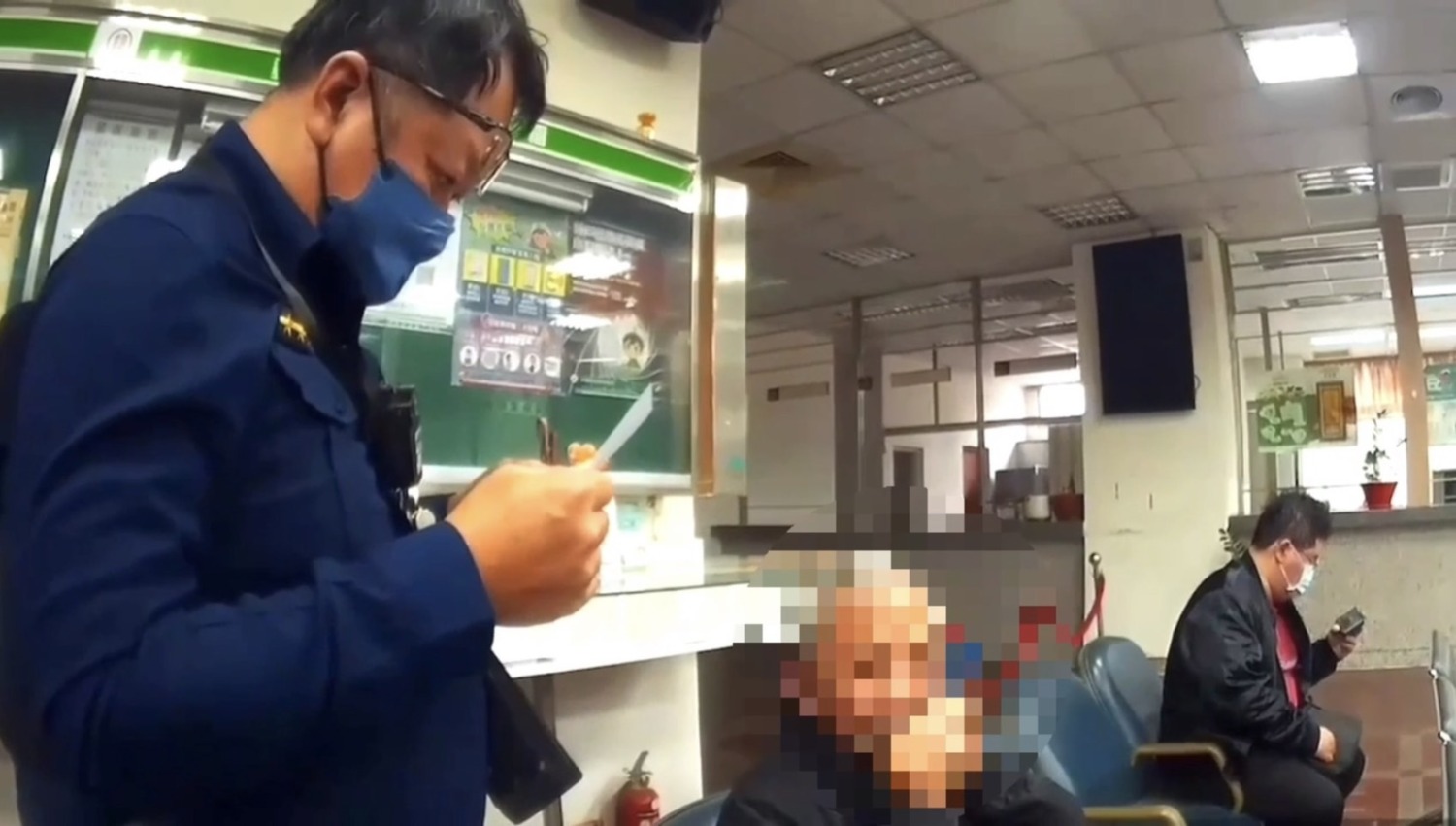 「他看起來很厲害」 八旬翁誤信飆股假投資詐騙 警及時攔阻護荷包