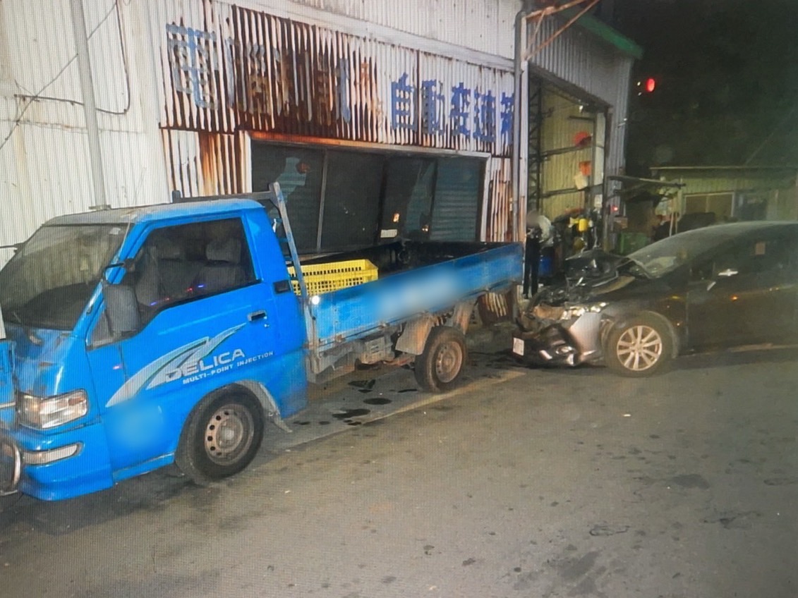 自小客闖紅燈與機車發生碰撞 前鎮警呼籲遵守號誌確保安全