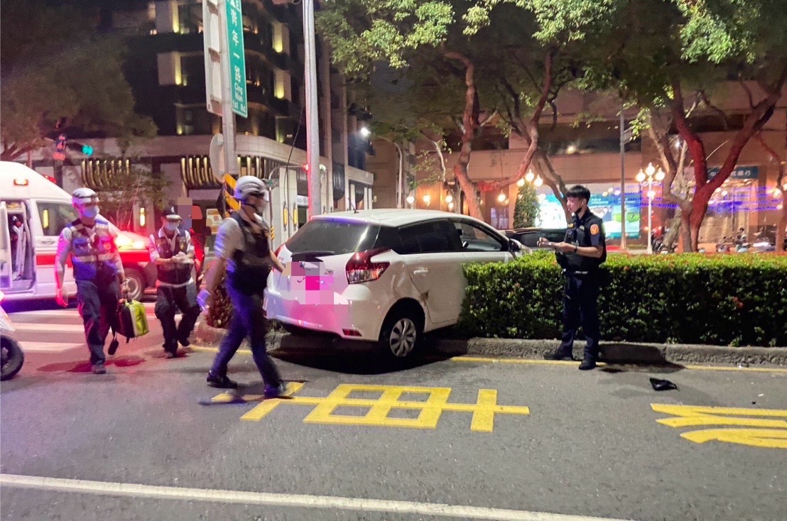 高市員警執行協助交通事故遭撞所幸無生命危險