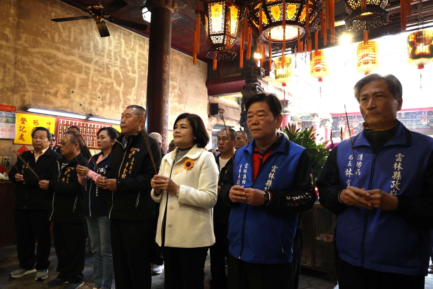 大年初一　張麗善縣長寺廟參拜祈福發送龍年福袋