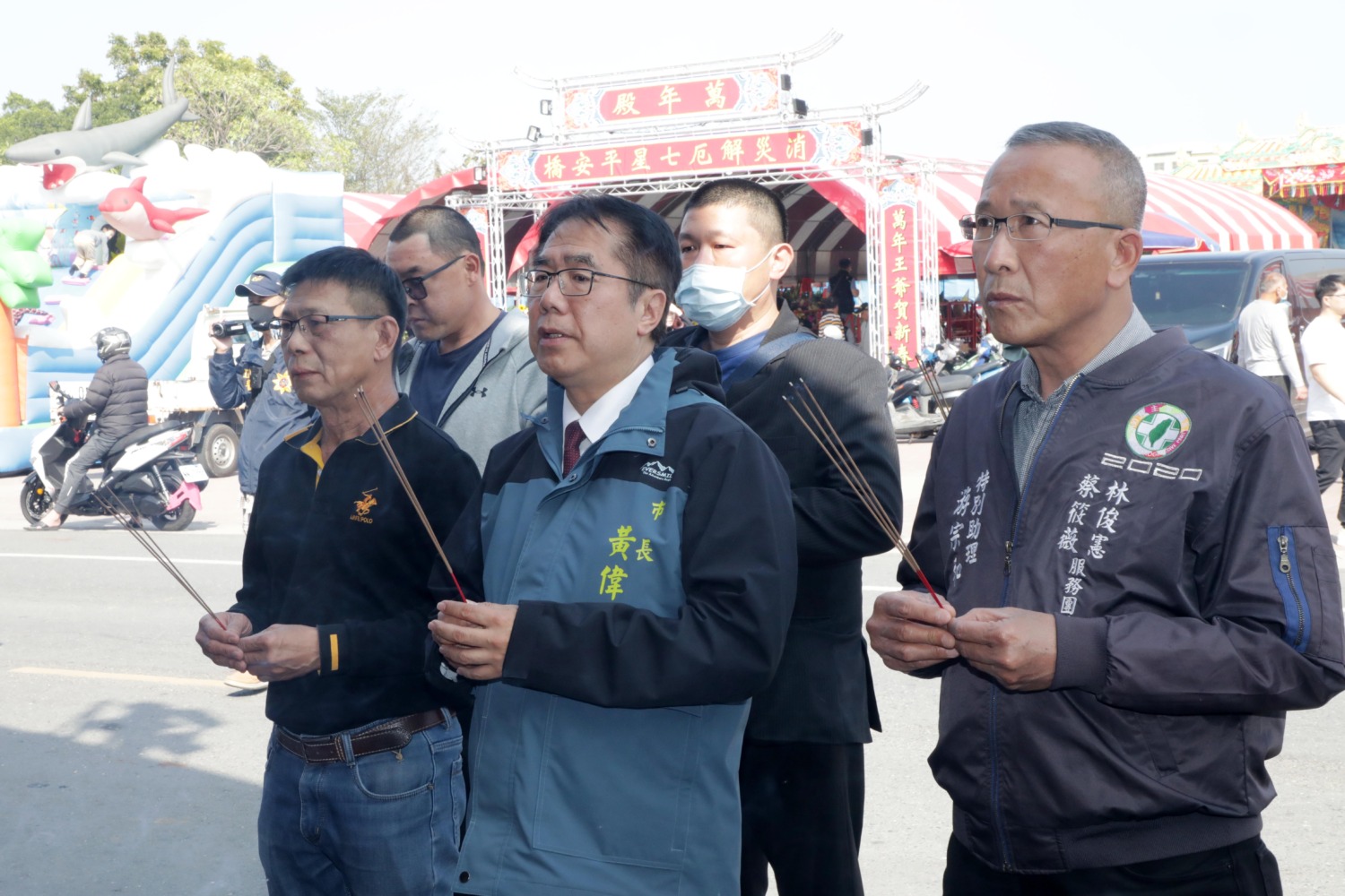 黃偉哲初二走春拜廟祈福　灣裡萬年殿擲筊活動祭出頭獎10萬