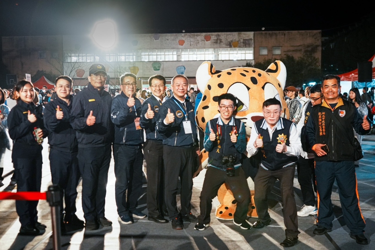 新北市政府警察局局長廖訓誠與新北市刑警大隊大隊長蕭瑞豪、瑞芳分局分局長陳建龍暨執勤員警合影留念。（記者徐煜勝翻攝）