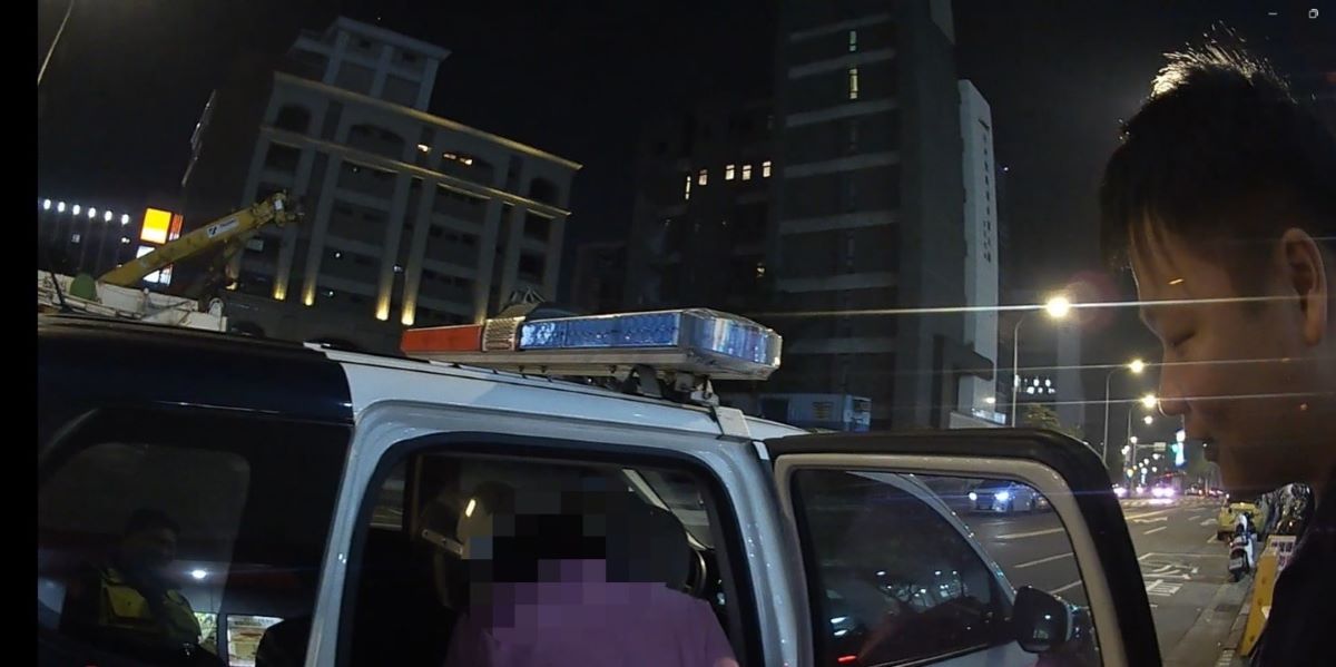 警方協助女子返家。（記者薛秀蓮翻攝)