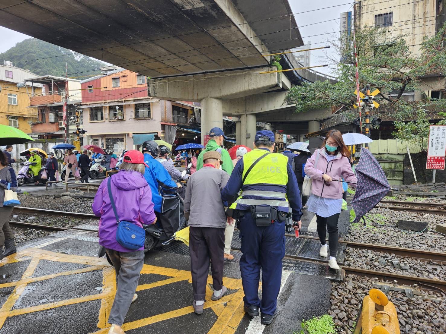 鐵警加強巡視 | 成功路平交道防投排石風險