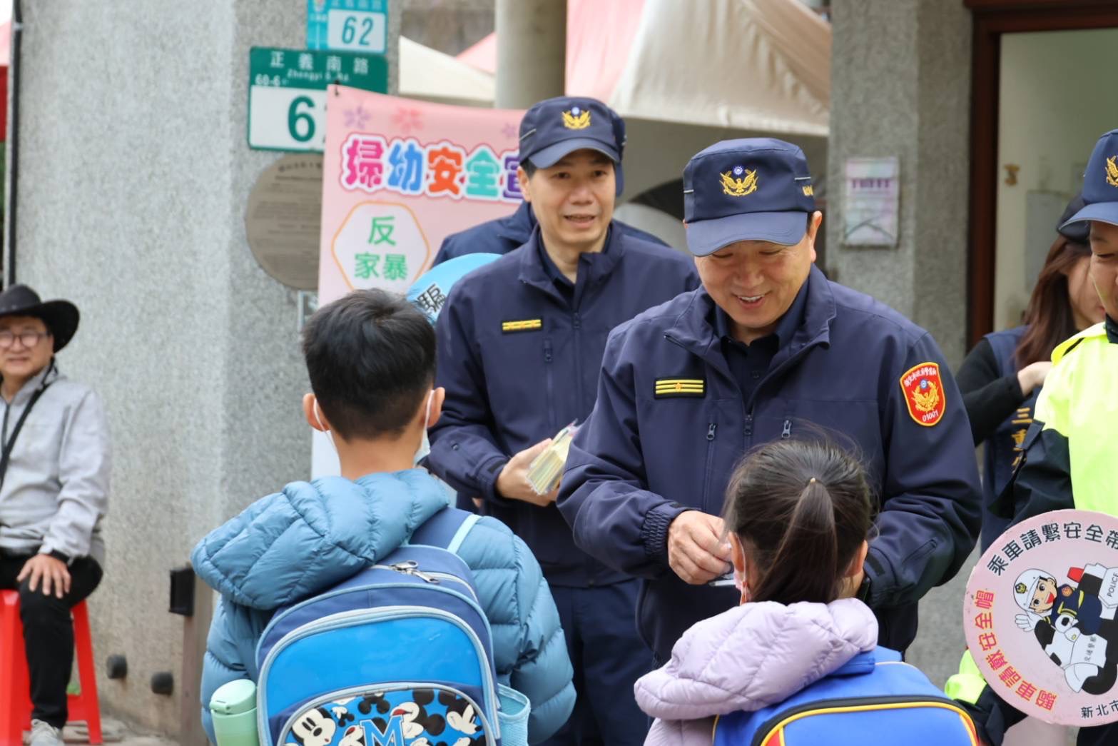 開學日，警方展開護童專案。(記者宋紹誠翻攝)