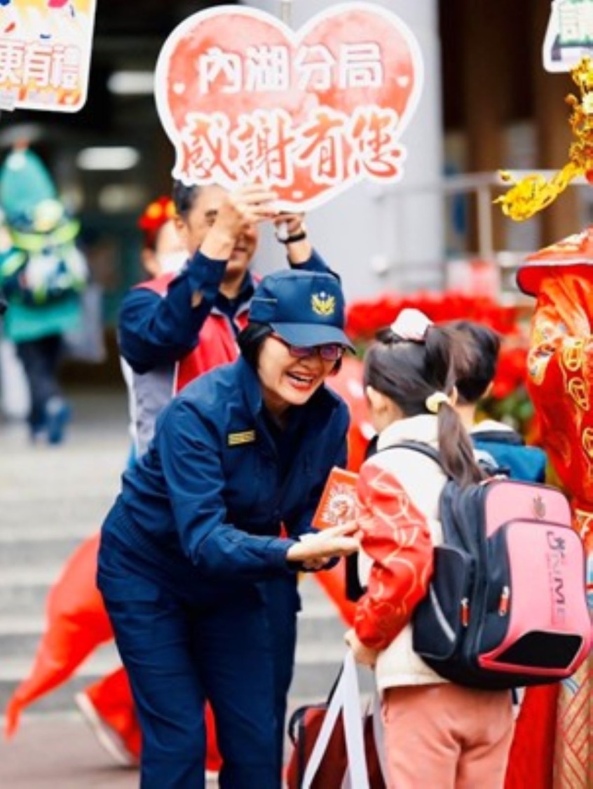 開學迎春雙重喜慶｜新湖國小校長扮財神，內湖波麗士熊熊現身共襄盛舉