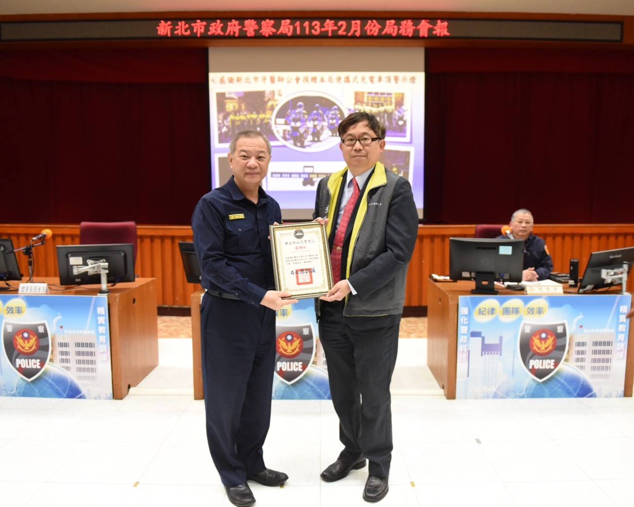 捐贈典禮，由局長廖訓誠代表。(記者宋紹誠翻攝)攝)