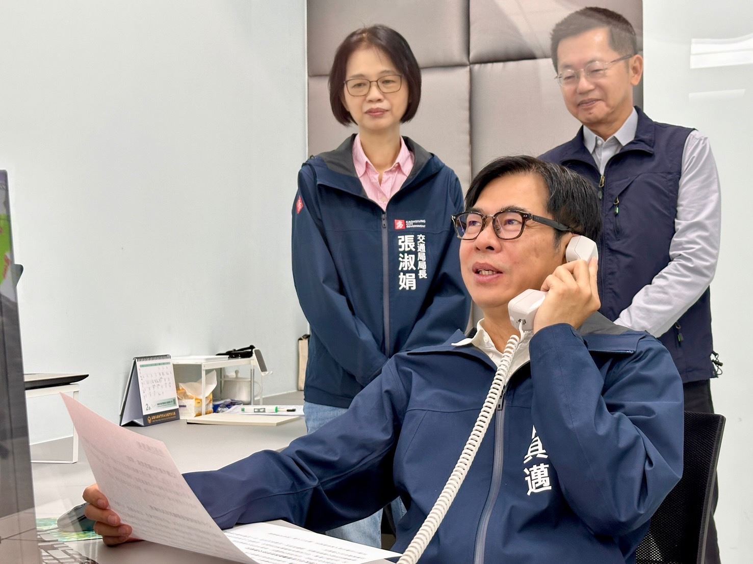 陳其邁現場連線至警廣向所有市民拜年，再次提醒用路人多加利用警廣以及高雄市即時交通資訊網。〈圖/記者蔡宗武翻攝〉