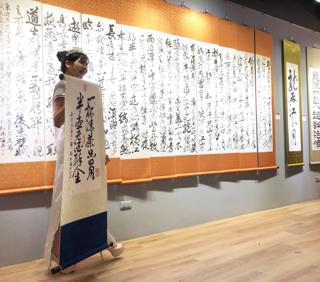 台灣小姐走秀展示總會院長林品陞大作。(圖/林㤈輝翻攝)