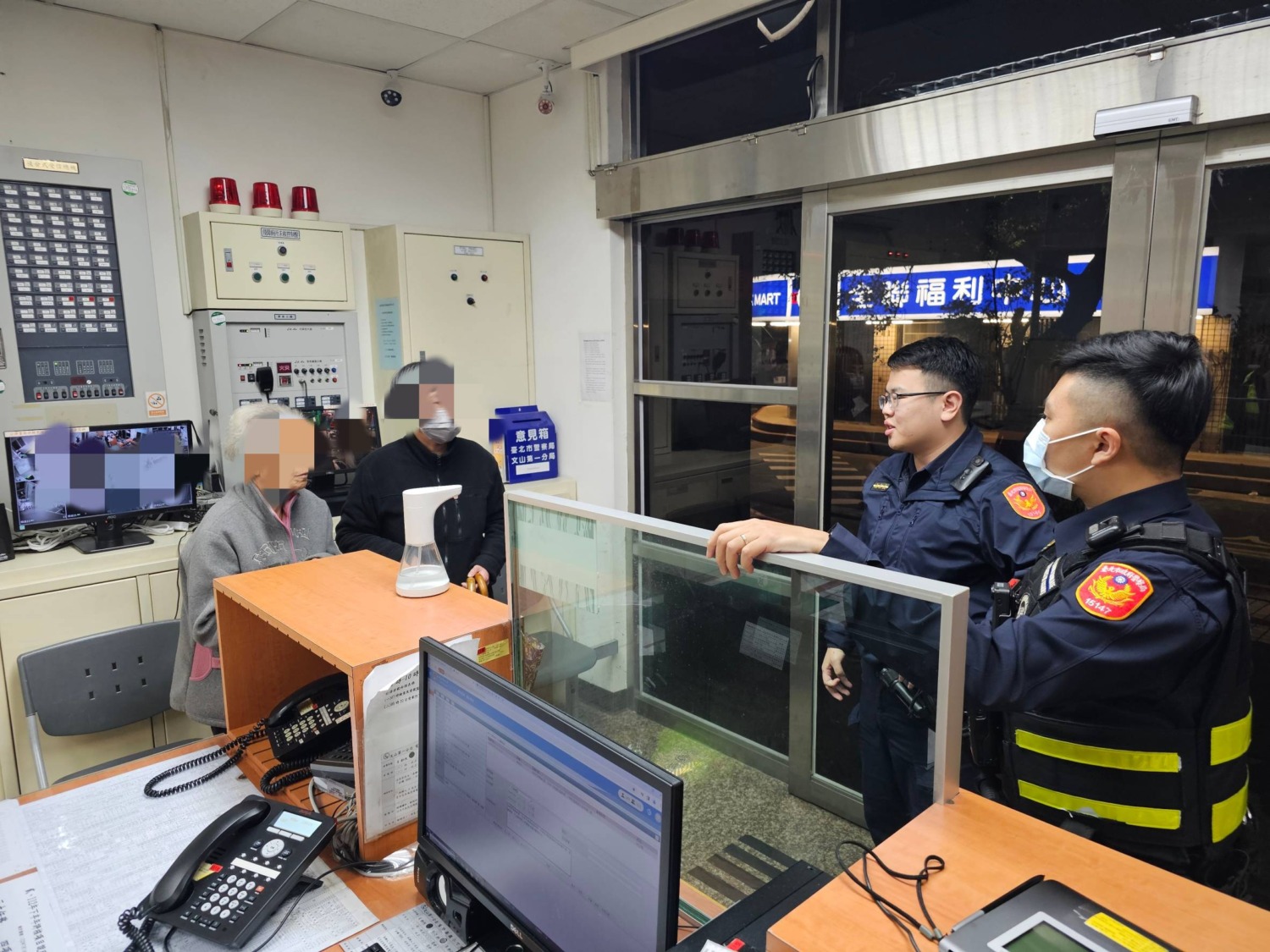 家屬到所確認無誤後，遂將其接返家團圓，對員警熱心助人表示十分感激。(記者張艷君翻攝)