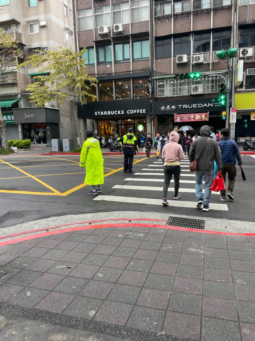 文山第一分局呼籲，行經路口或穿越馬路的駕駛人和行人應特別留意長者和幼童，並遵守交通安全原則。（記者黃荷琇 翻攝）