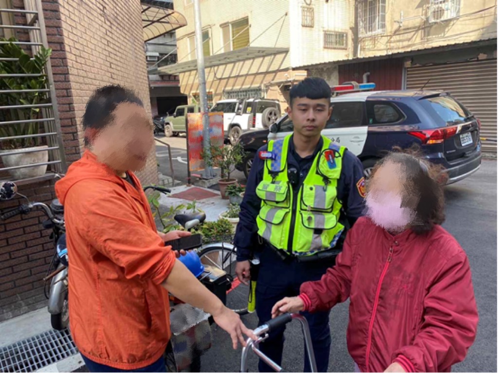 婦人家屬見到家人終於放心心中的石頭，並感謝警方協助及高效率服務效率。(記者宋紹誠翻攝)