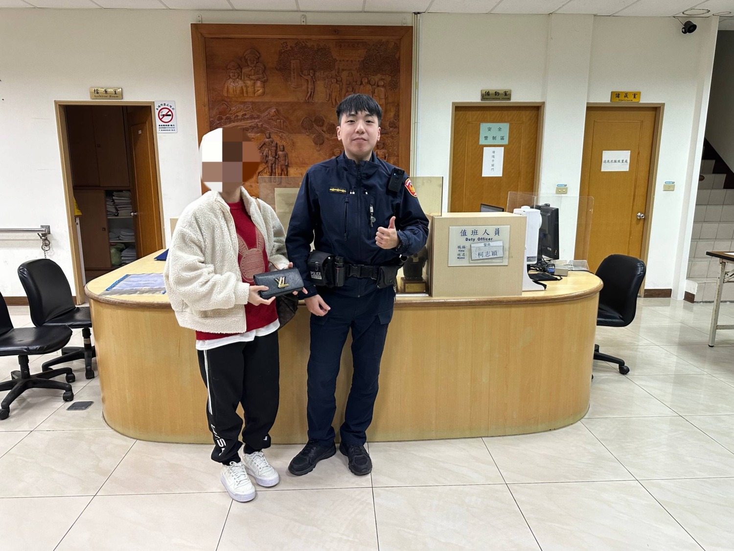 淡水分局員警2小時內幫越女找回錢包。（記者徐煜勝翻攝）
