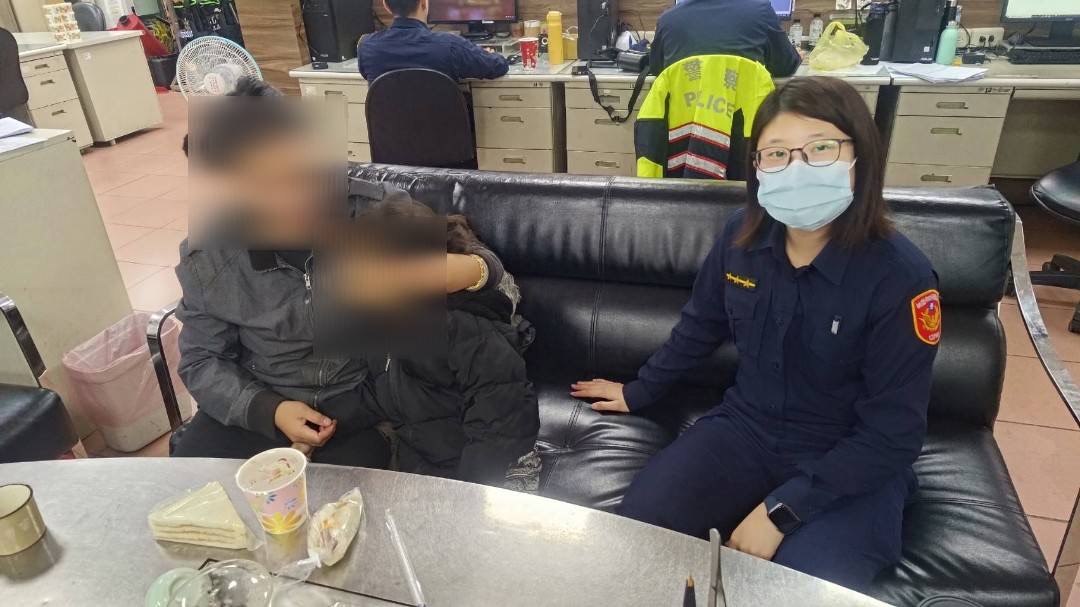 蘆竹警暖心照顧受飢女童。（記者徐煜勝翻攝）