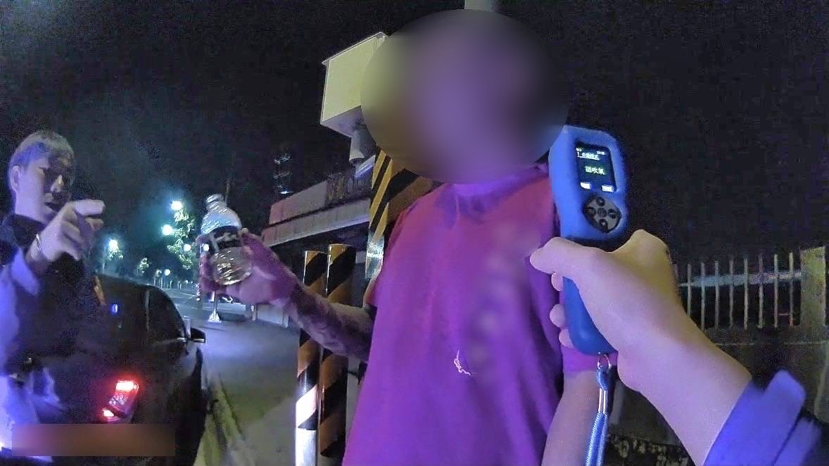 警車旁竟違規闖紅燈│竟還與警爭辯 惟酒測超標慘遭送辦