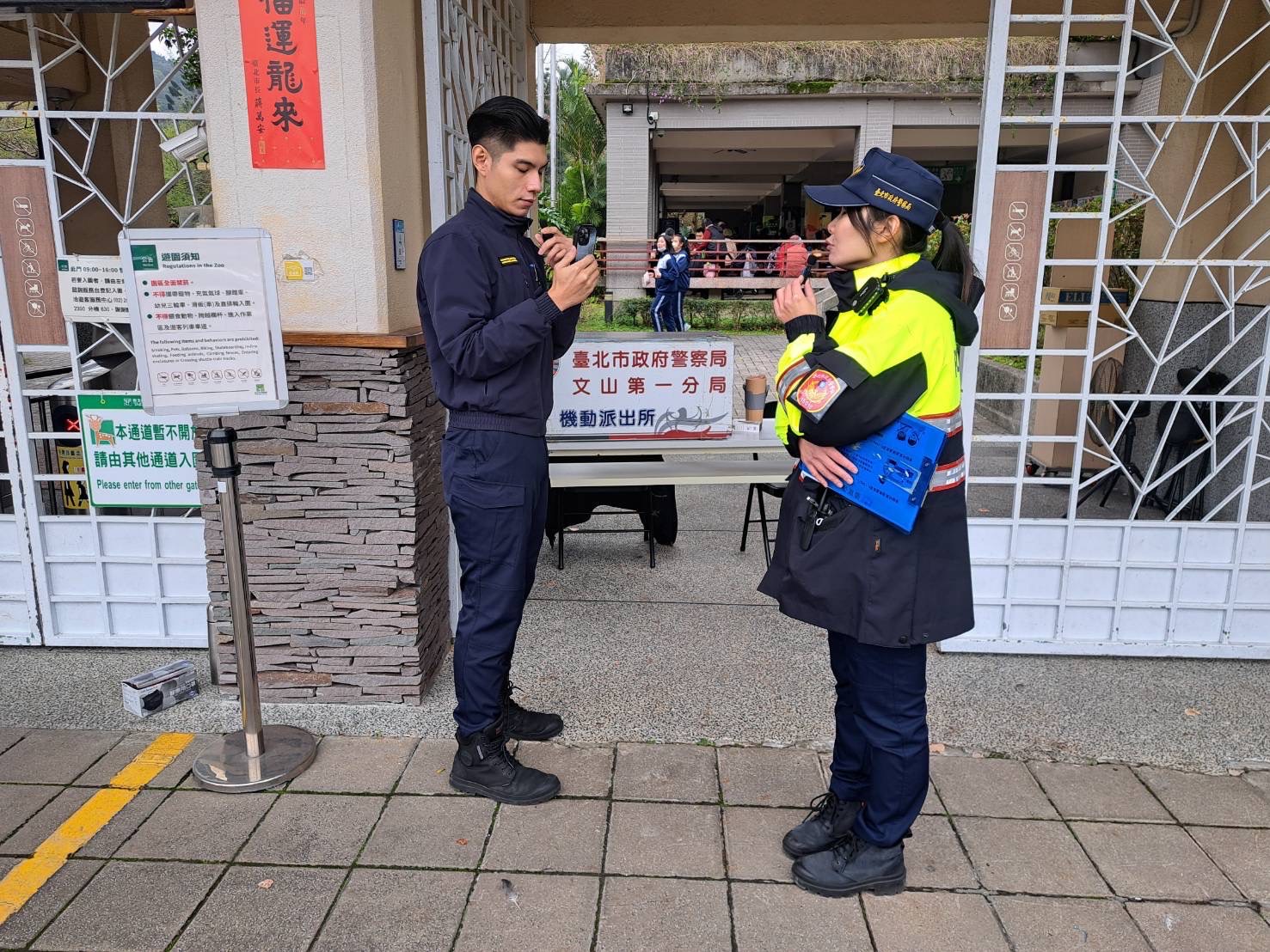 民眾求平安好運龍來動物園走春｜文一警分局春節連續假期持續各項交通疏導措施不打烊