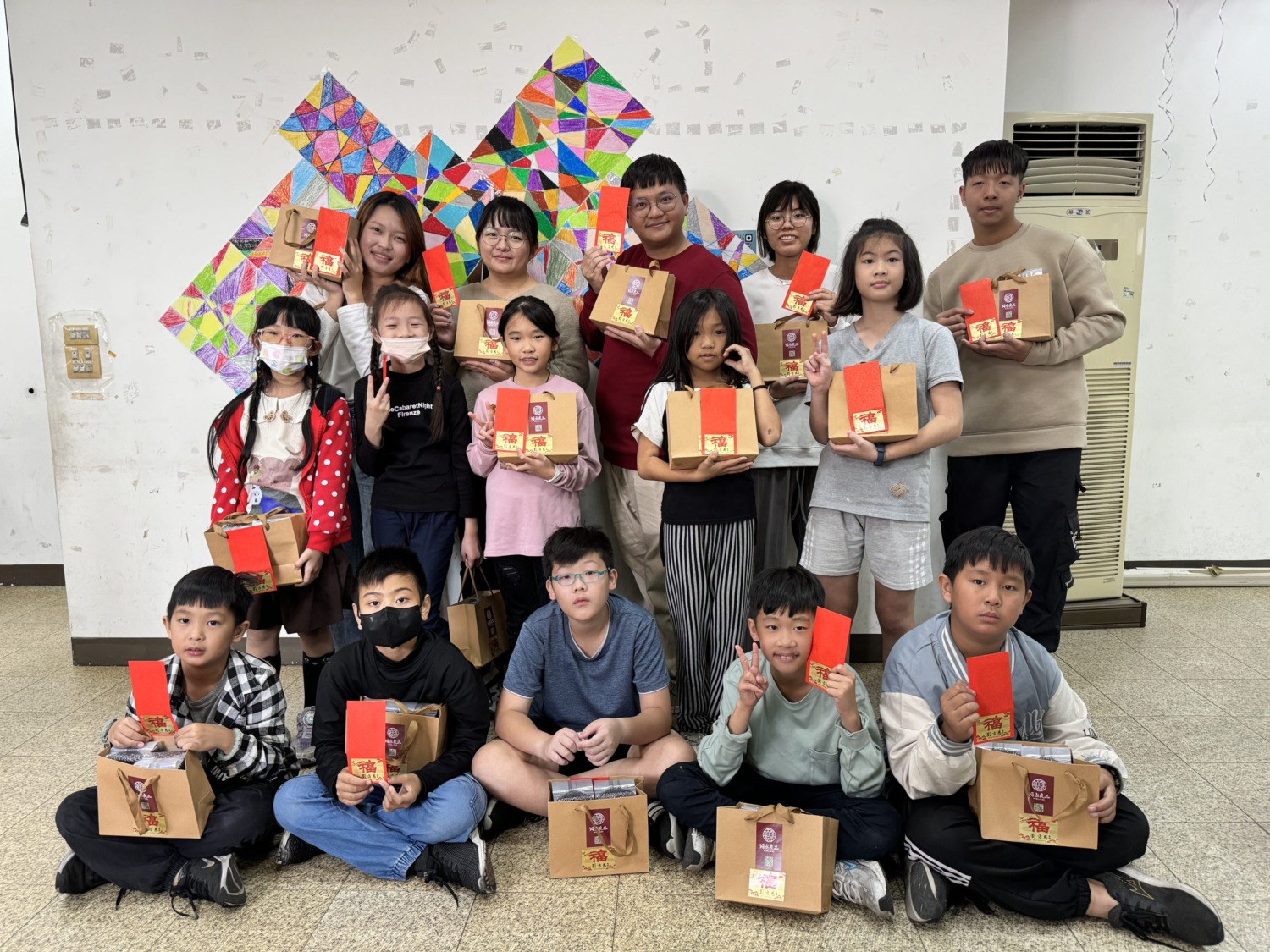 劉方慈贈送北台南家扶中心弱勢兒少新春禮物及紅包。(記者張欽翻攝)