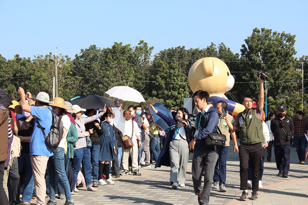 周春米大年初四至熱博發送限量新春紅包，湧入滿滿的排隊人潮。〈圖/記者蔡宗武翻攝〉