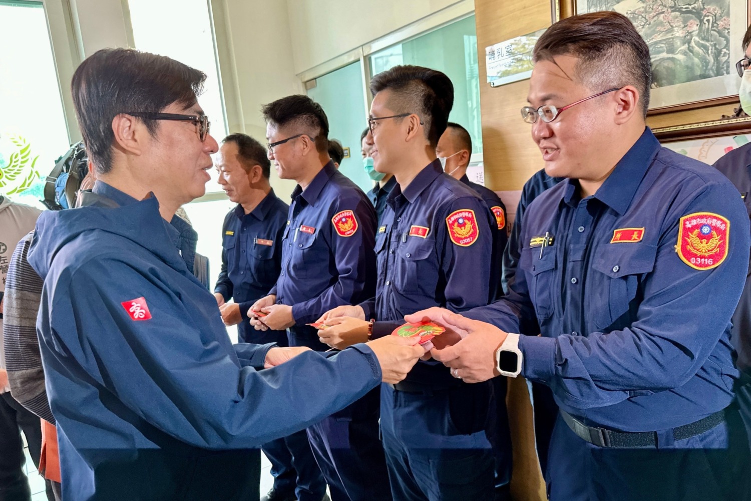 陳其邁逐一慰勉值勤員警辛勞，發送開運小紅包。〈圖/記者蔡宗武翻攝〉