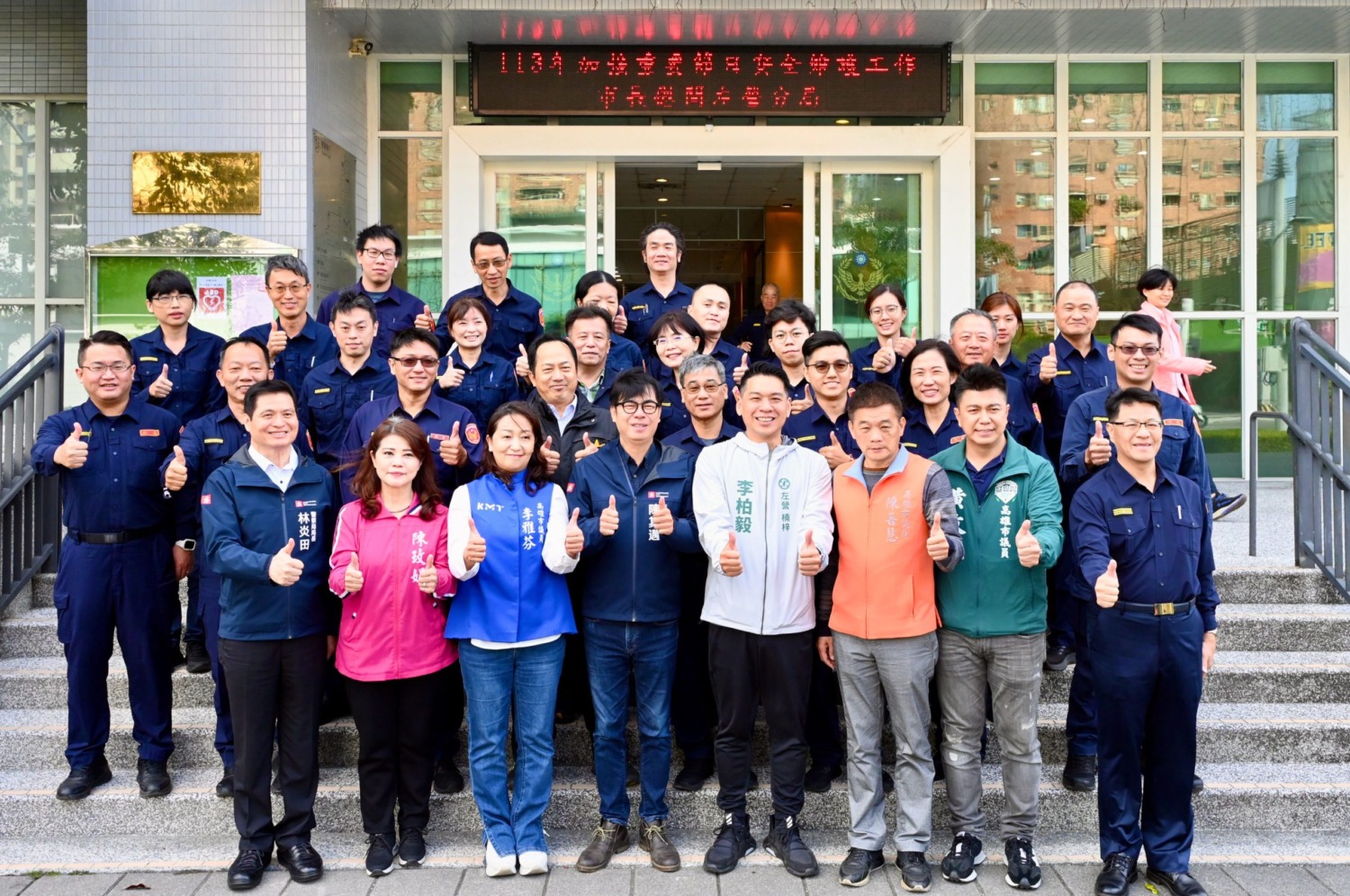 陳其邁除夕慰勉年節治安維護工作第一線警察同仁 替員警加油打氣。〈圖/記者蔡宗武翻攝〉
