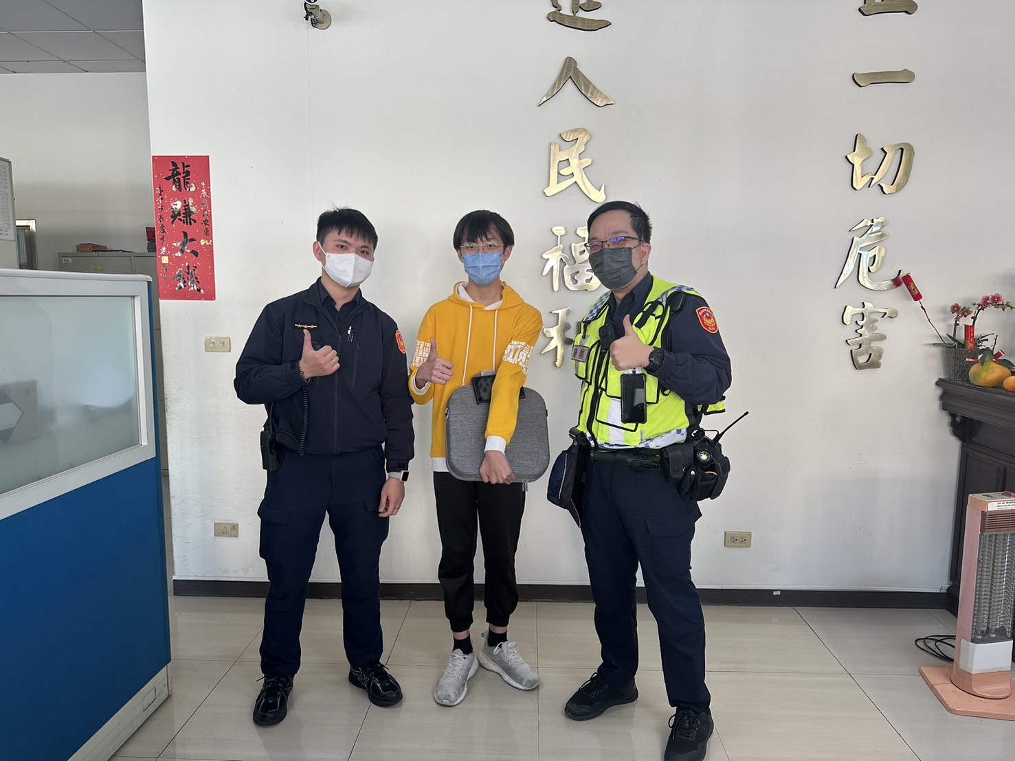 總價3萬多的遊戲包失而復得民眾感謝警方及熱心民眾。(圖/記者澄石翻攝)