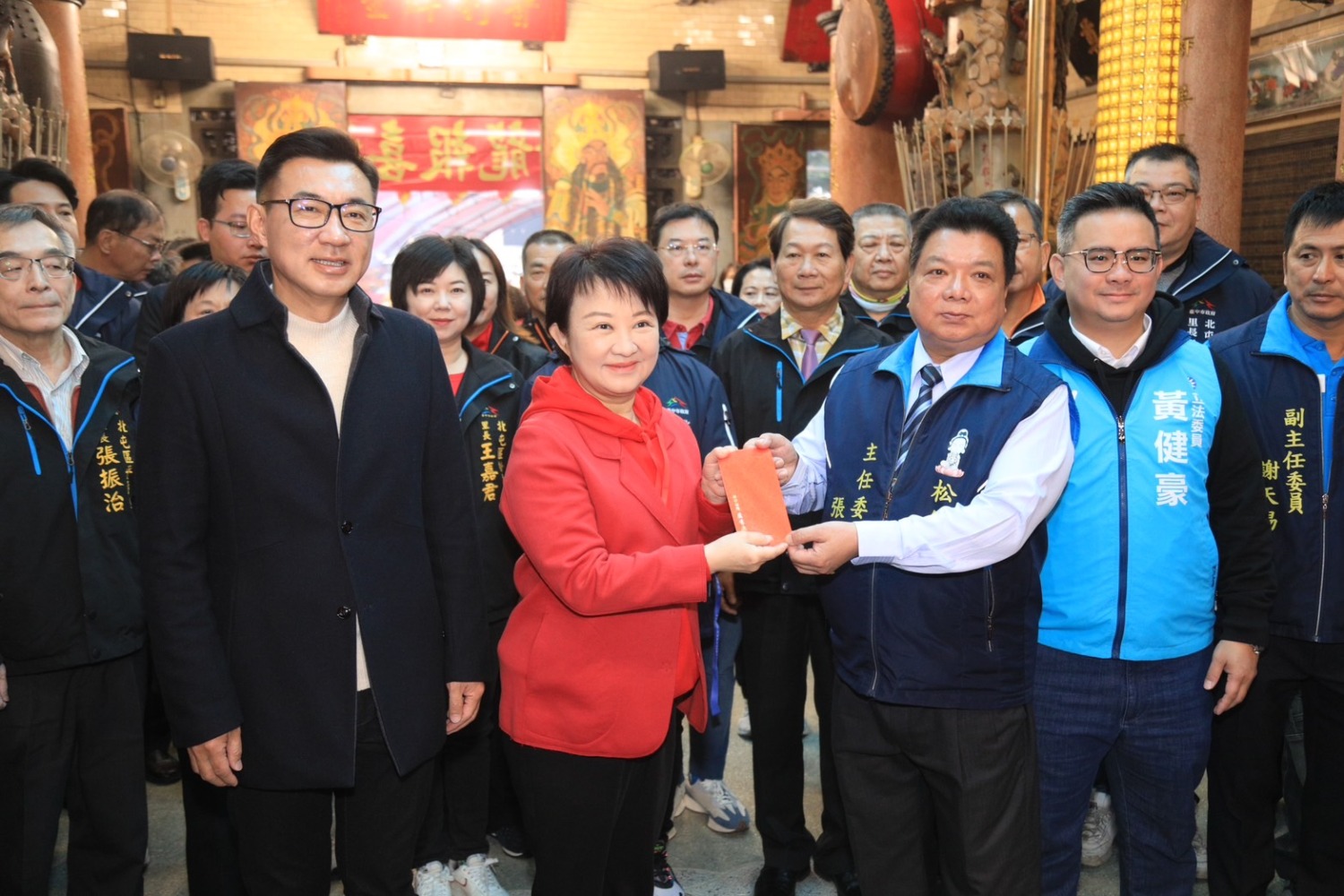 大年初一走春！ 盧市長訪宮廟發「龍年」小紅包：祝福運昌龍