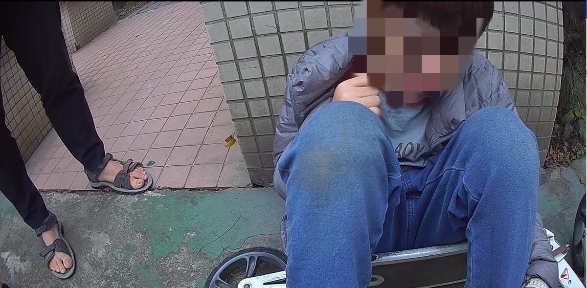 熱心公益警即時救援｜玩滑板小男童暖心送返家