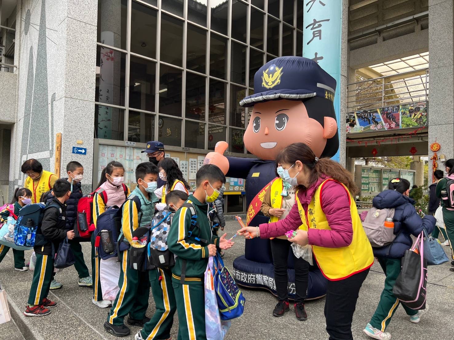 員警執行「護童專案」在上下學期間尖峰時段，加強學校周邊交通疏導，確保學童安全返校。（圖/記者謝福祐翻攝）