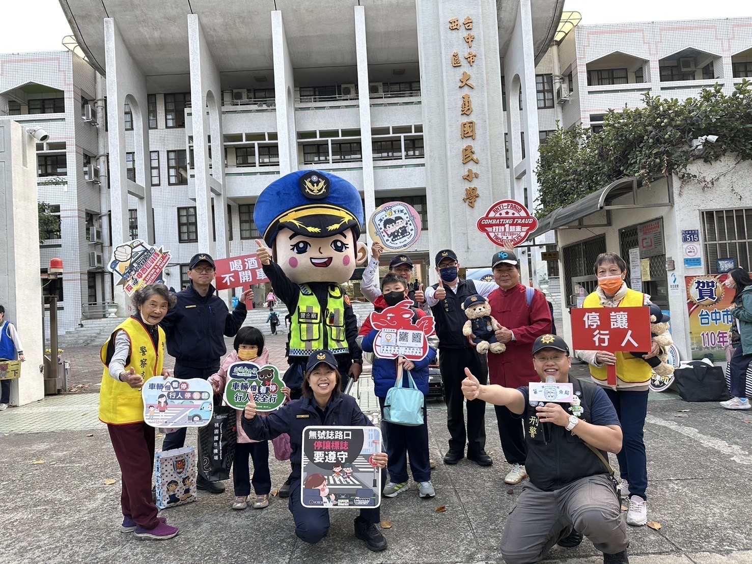 結合警力、義警、民防、義交及志工等協勤民力執行「護童專案」。（圖/記者謝福祐翻攝）