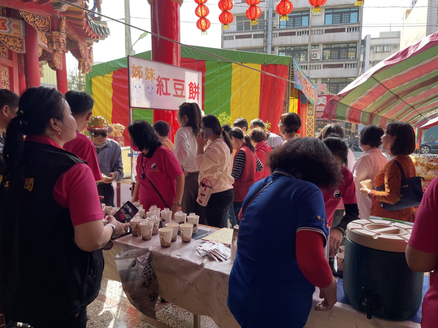 中華鳳山古寺聖王會公益攤位人潮洶湧，絡繹不絕。（圖/記者謝榮浤拍攝）