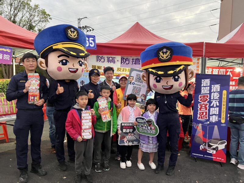台中公老坪元宵提燈健行 大頭警察宣導吸睛