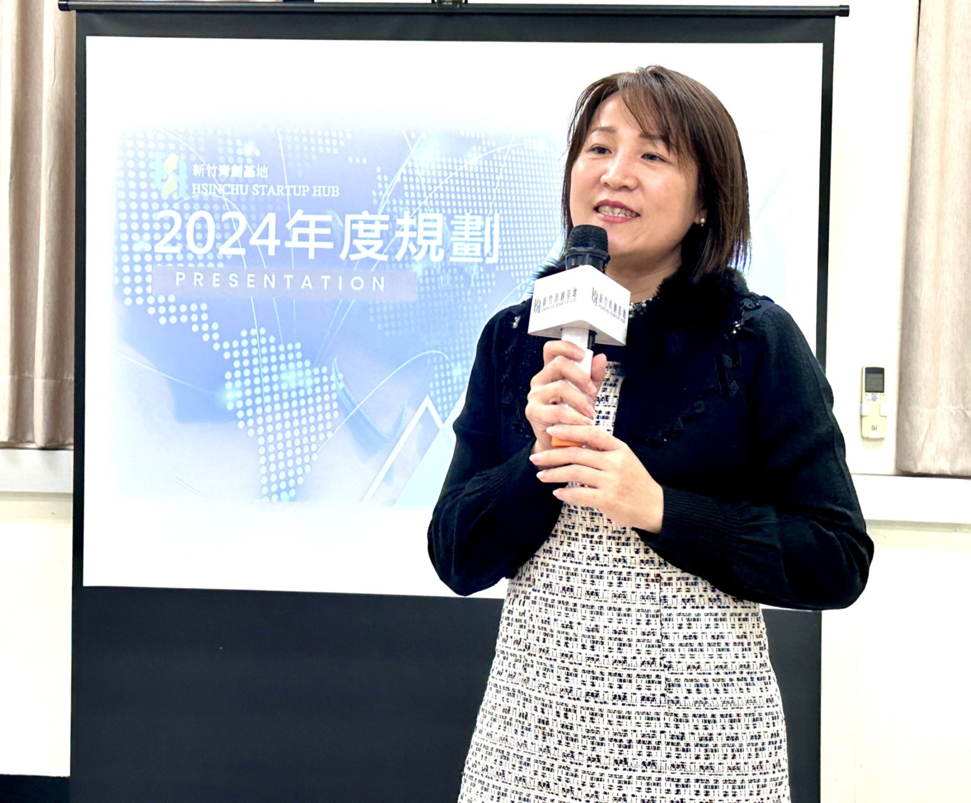 教育局長楊郡慈親自出席交流會，鼓勵團隊善用基地提供的資源。（圖/記者黃溎芬攝）