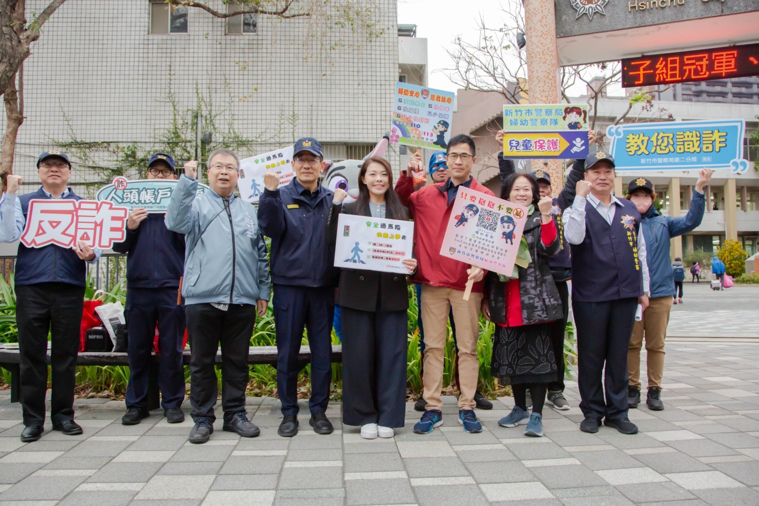 「護童專案勤務」市長高虹安前往東門國小護心學童開學。（圖/記者林照東翻攝）