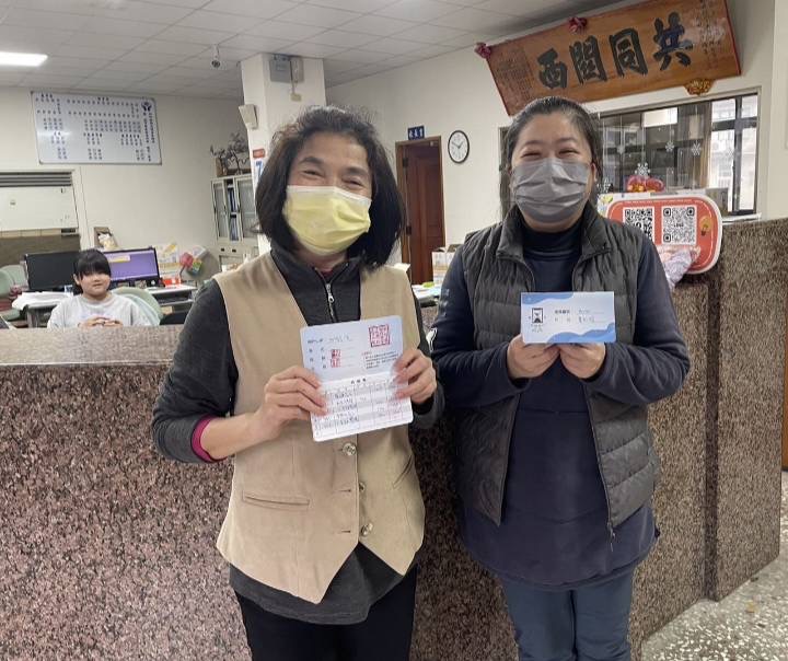 民眾運用零散時間協助長輩修改衣服，又可累積時數換取實用物品。 (圖/記者黃溎芬翻攝)