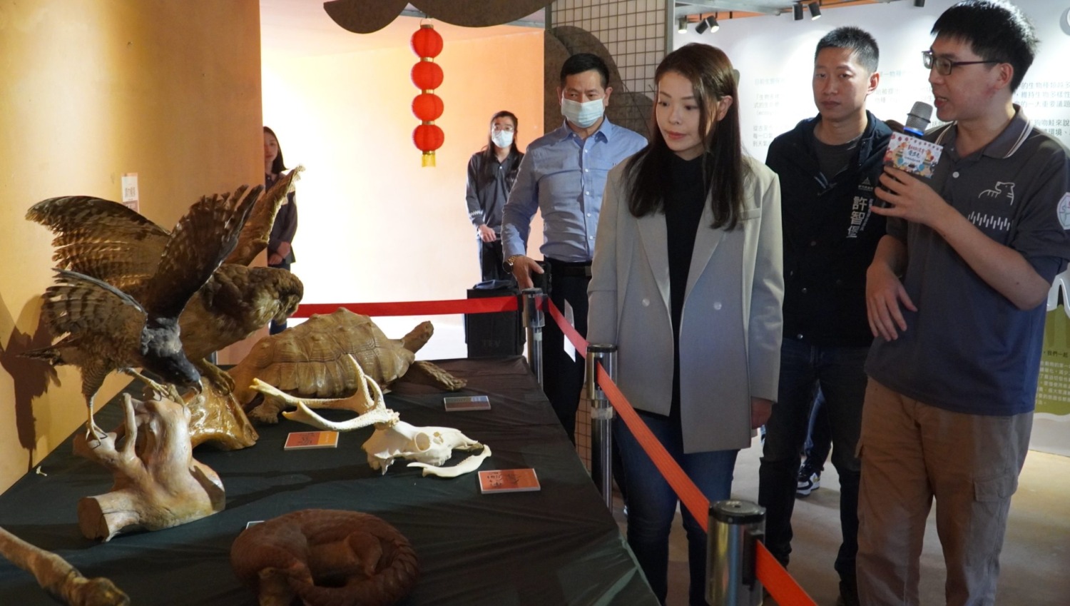 高虹安市長參觀動物保育齊步走系列活動特展，強調生命教育從小扎根的重要。 （圖/記者黃溎芬翻攝）