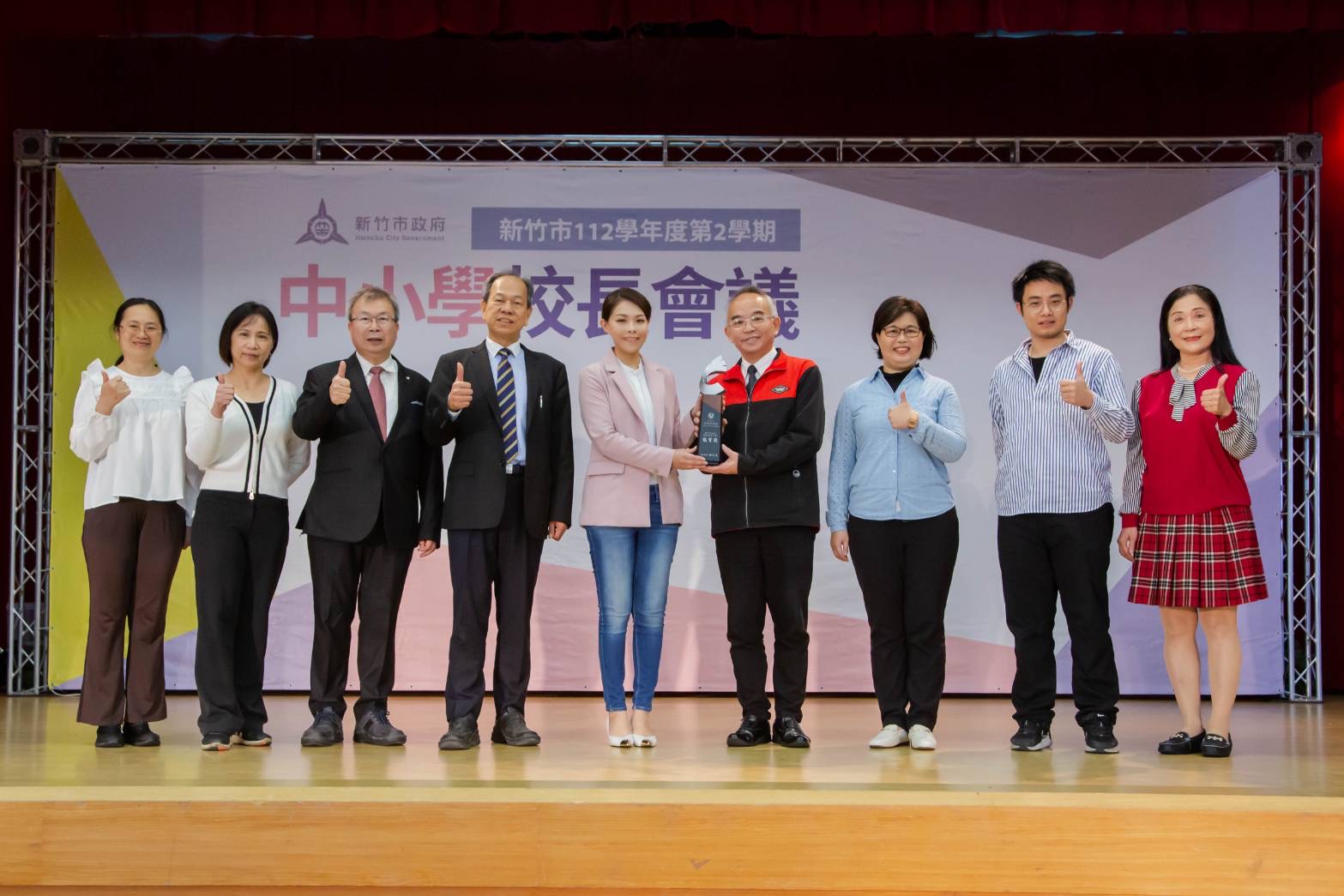新竹市長高虹安表揚並獎勵各校專長項目及競賽成果。(圖/記者黃溎芬翻攝)