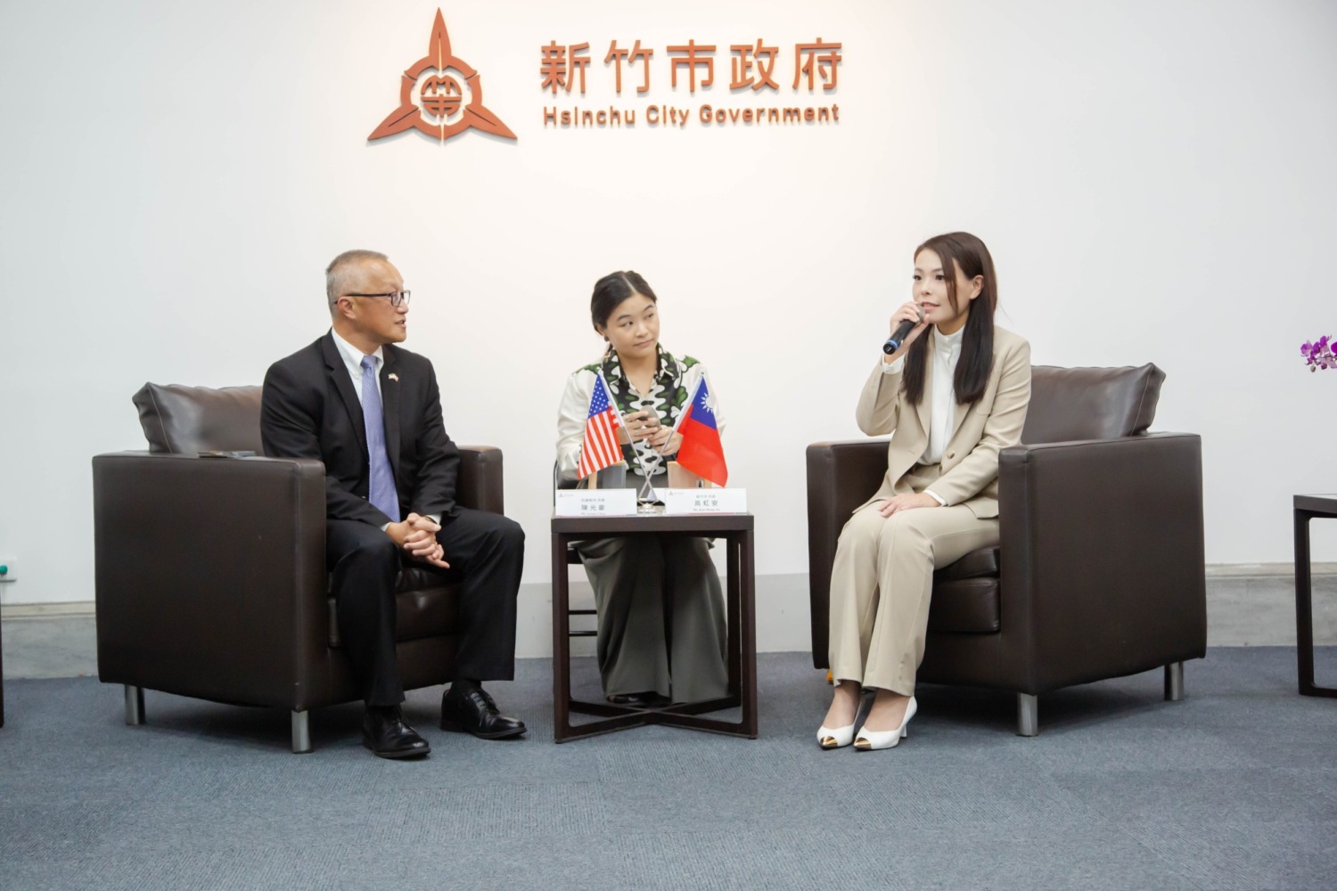 美國托倫斯市長陳光豪今(20)日偕同該市市經理Aram Chaparyan拜會新竹市長高虹安。（圖/記者林照東翻攝）