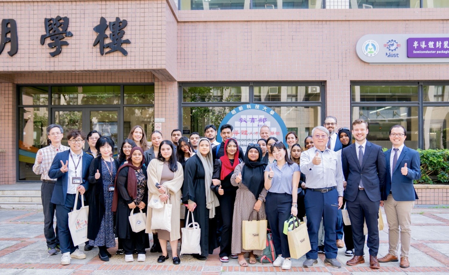 英國斯特普尼諸聖中學訪問團參訪明新科大半導體人才培育基地，認識半導體封裝製程與設備運作。（圖/記者林照東翻攝）