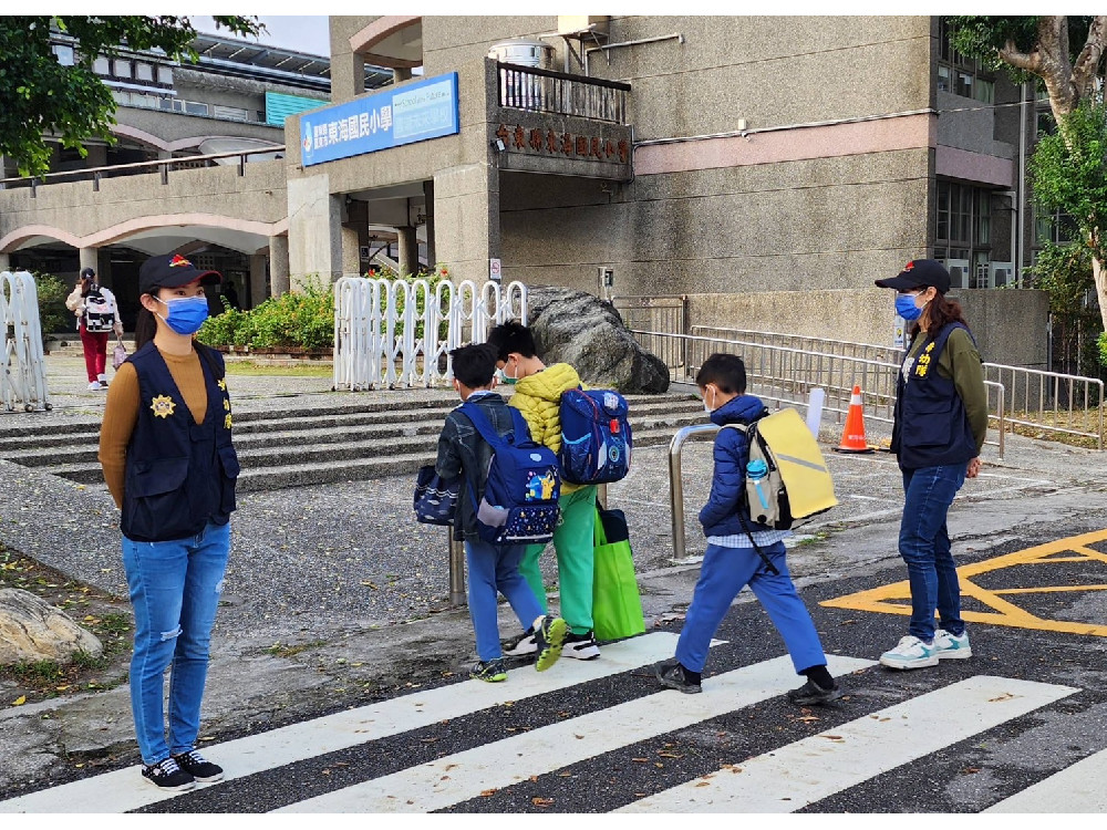 開學了 東警波麗士啟動護童專案 有您們守護~學童真安心