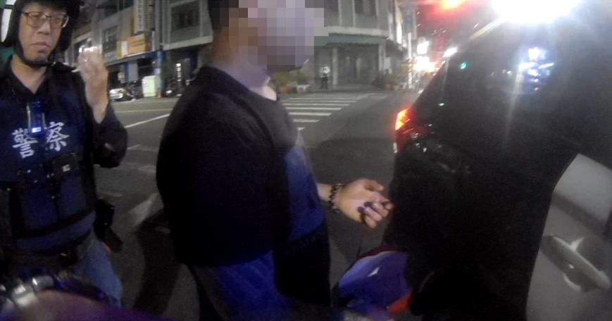 自曝不藏了│男子違停遭查揭藏毒 狼狽現場遭警逮