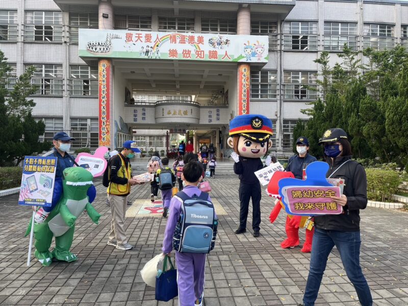發送特印製「兒少上網陷阱多、身體隱私我保護」等標語資料夾及宣導品