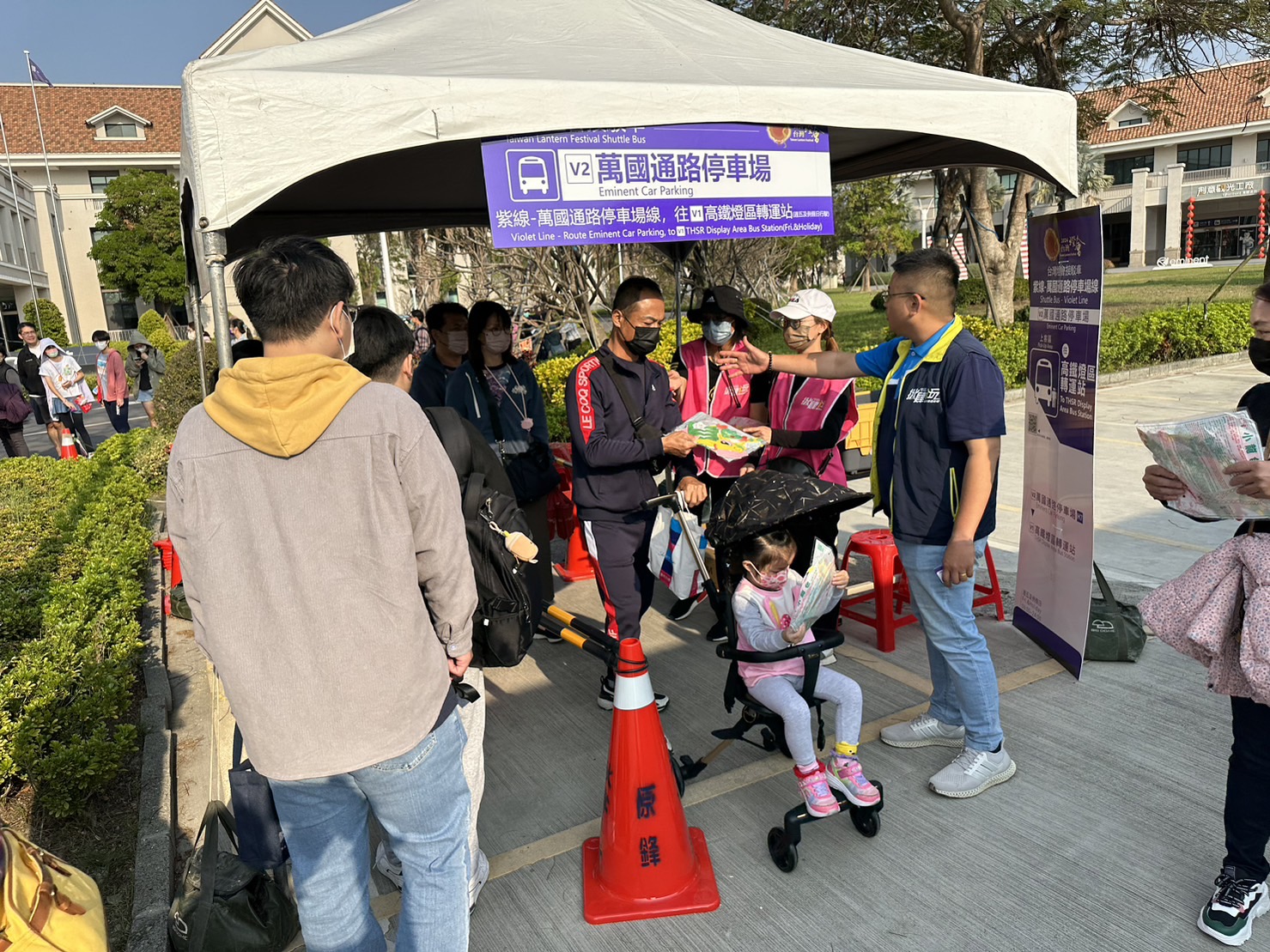 高鐵燈區假日車多 萬國通路停車場轉乘紫線接駁車 快速進離場還送小龍包提燈