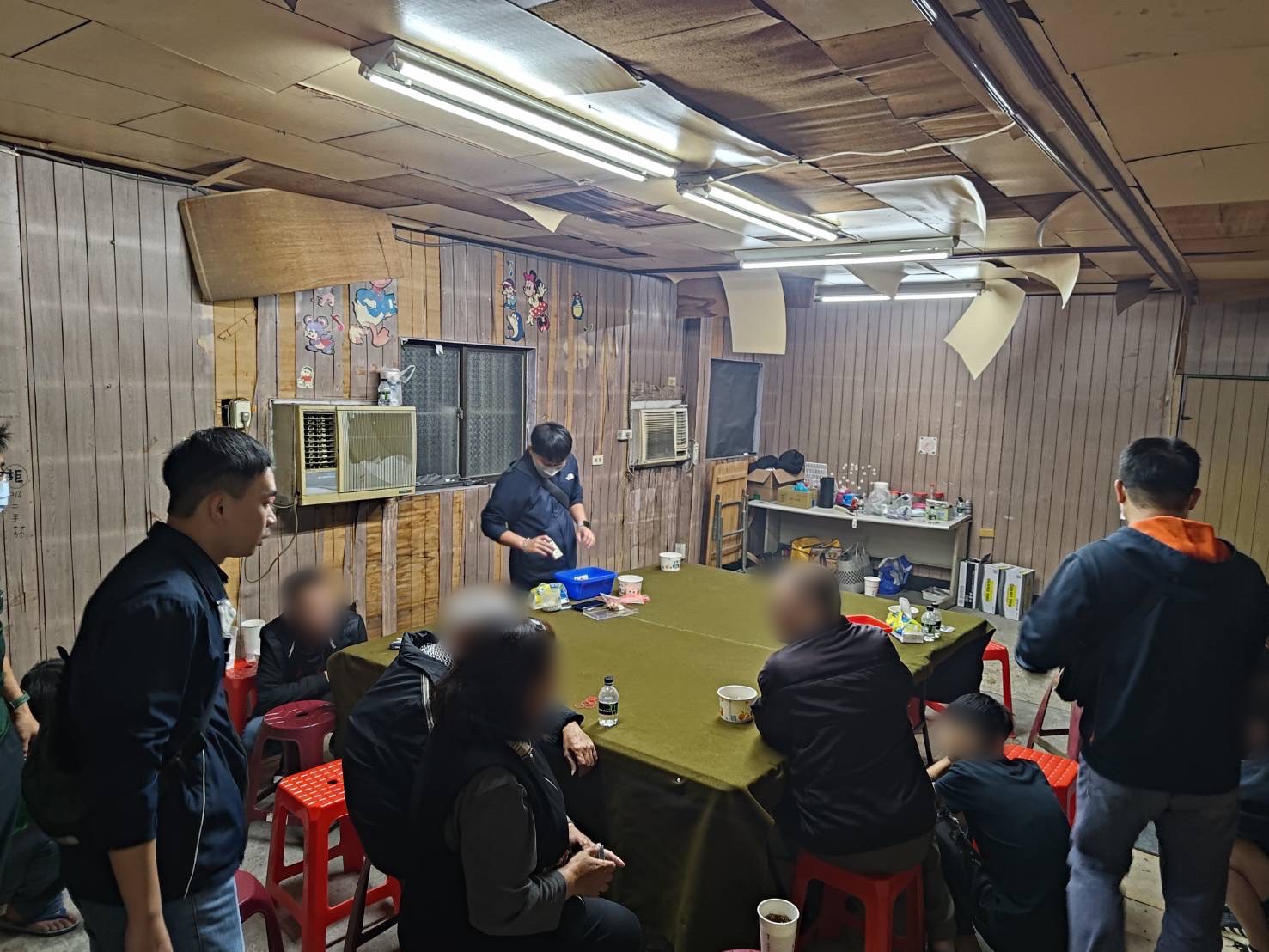 高雄警方凌晨突襲│天九牌賭場現場曝光，17賭客被逮捕