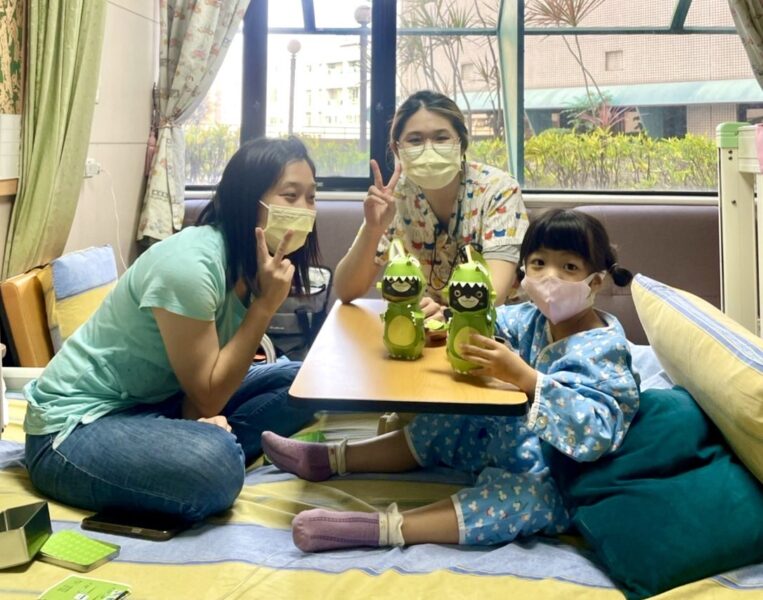 「小萌龍呆腦獸」送暖醫院！高雄燈會燃點病童笑容