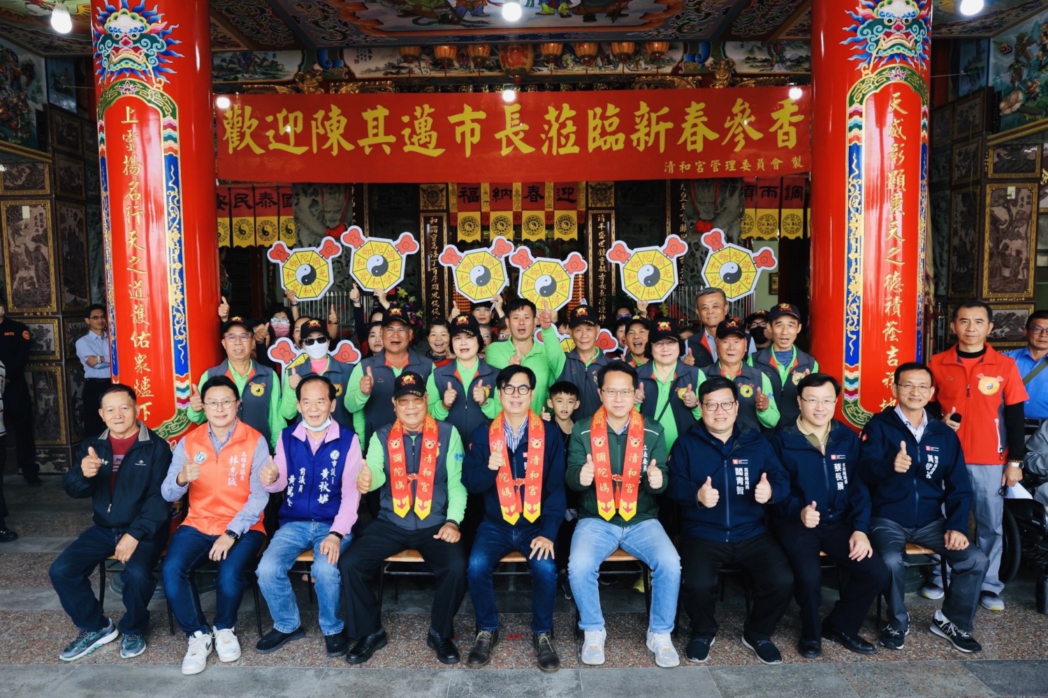 陳其邁走春拜年人氣紅不讓│民眾搶沾祝福喜氣 幸福滿溢