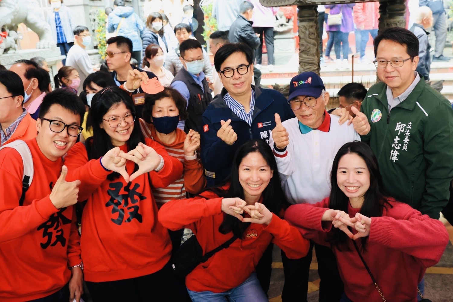 陳其邁人氣紅不讓，廣場上長長人龍依序等候，他首先發放小紅包給地方上的長輩們，道賀新年恭喜，提醒天冷多加衣服；接著一一與市民朋友合影留念。〈圖/記者蔡宗武翻攝〉