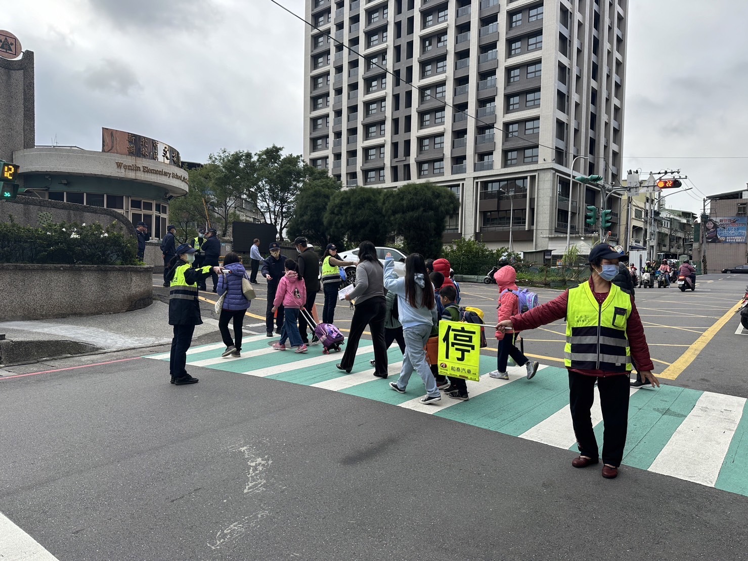 開學日警民攜手打造安心校園！丨樹林警提醒家長與駕駛人守護交通安全